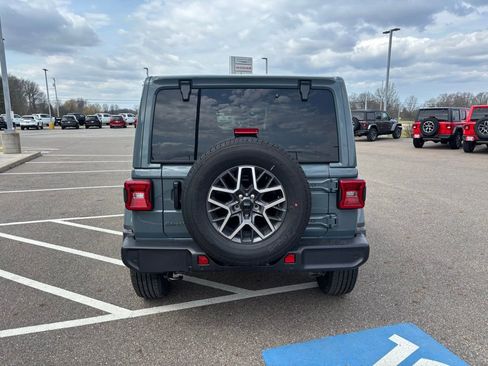 New 2026 Jeep Wrangler Unlimited Sahara AWD/4WD image 8