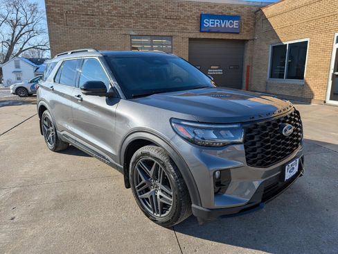 Used 2025 Ford Explorer ST image 4