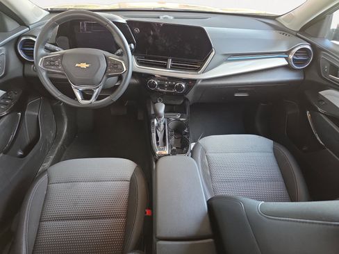 Used 2025 Chevrolet Trax LT w/ LT Convenience Package image 2