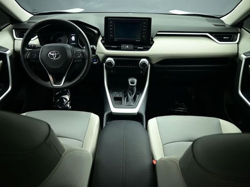 Used 2020 Toyota RAV4 XLE Premium image 4