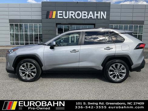 Used 2021 Toyota RAV4 XLE Premium image 2