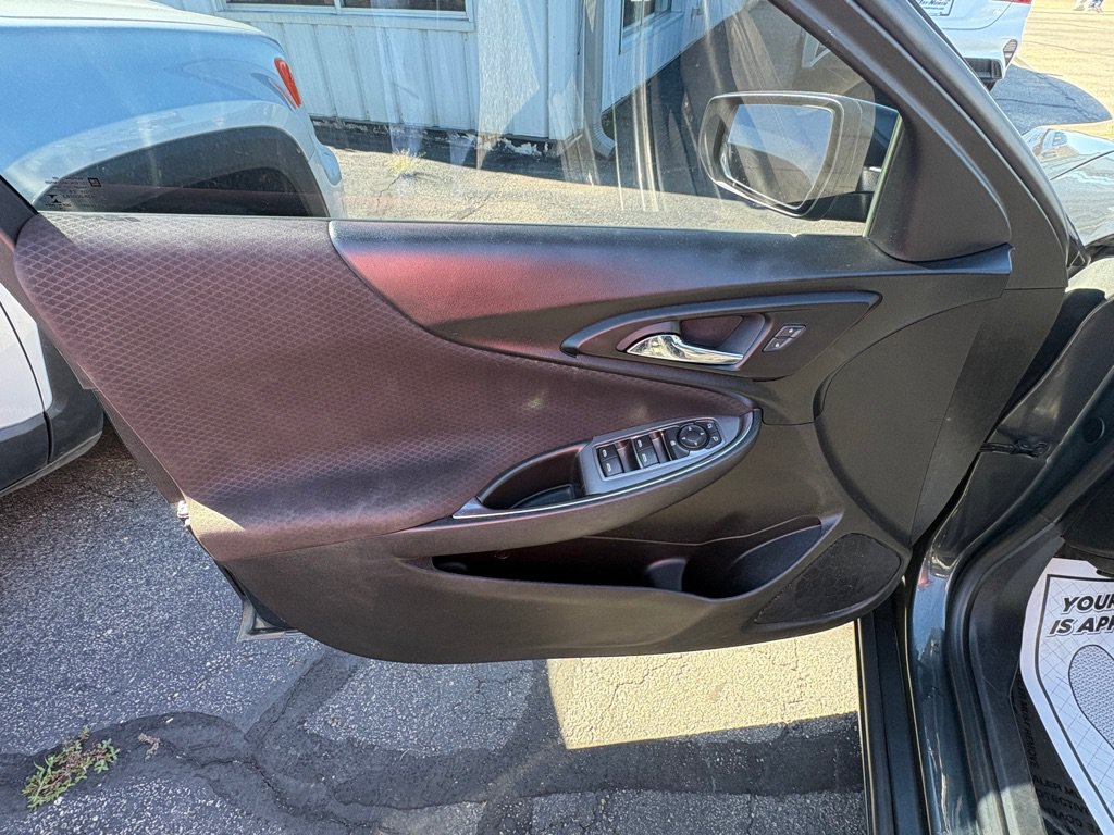 Used 2017 Chevrolet Malibu LT FWD image 8