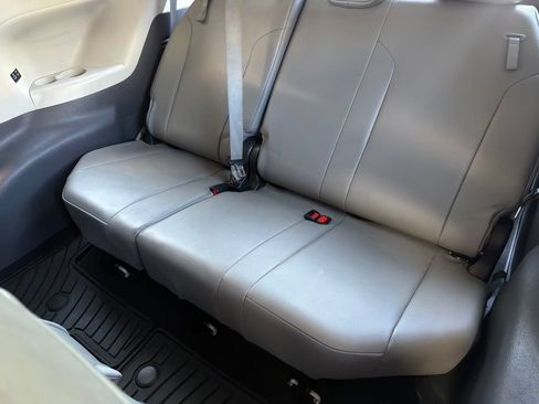 Used 2021 Toyota Sienna XLE FWD image 19