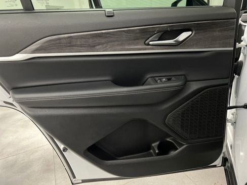 Used 2024 Jeep Grand Cherokee L Limited w/ Luxury Tech Group II image 17