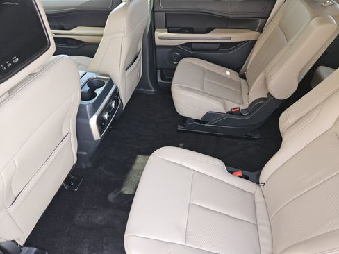 Used 2023 Ford Expedition XLT image 30