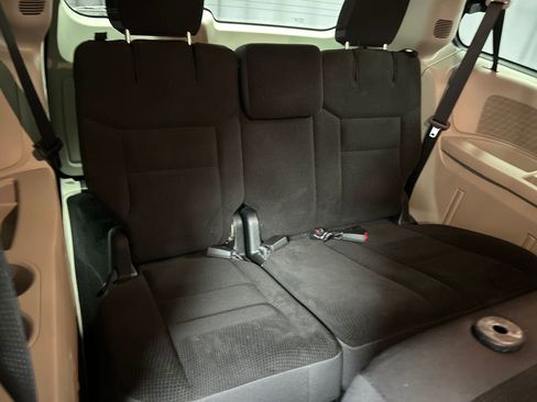 Used 2018 Dodge Grand Caravan SE image 23