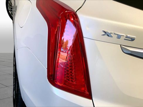Used 2017 Cadillac XT5 Luxury w/ Driver Awareness Package AWD/4WD image 28