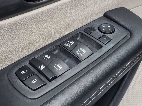 Used 2023 Chrysler Pacifica Touring-L FWD image 10