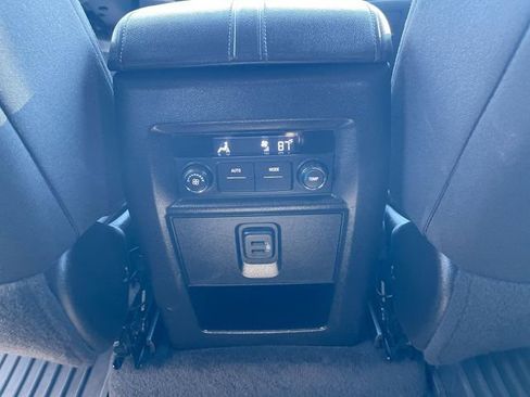 Used 2023 Chevrolet Traverse LT image 20