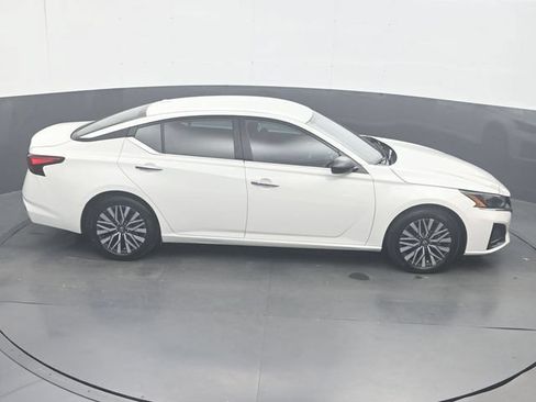 Used 2025 Nissan Altima 2.5 SV FWD image 25