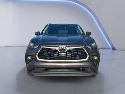 Used 2022 Toyota Highlander XLE AWD/4WD image 10