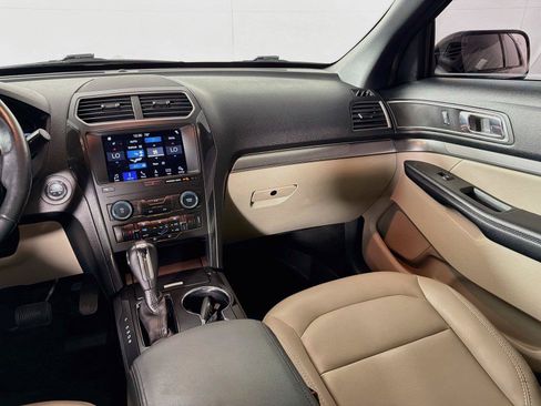 Used 2019 Ford Explorer XLT w/ Equipment Group 202A AWD/4WD image 28