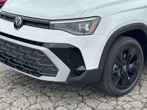 New 2026 Volkswagen Taos SE FWD image 6