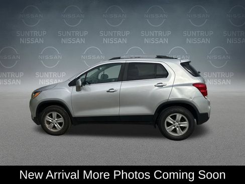 Used 2017 Chevrolet Trax LT w/ LT Convenience Package AWD/4WD image 2
