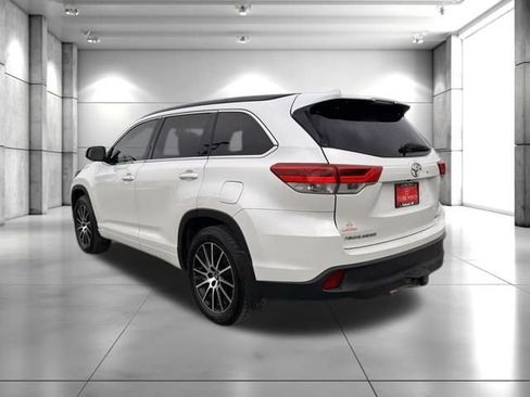 Used 2018 Toyota Highlander SE image 5