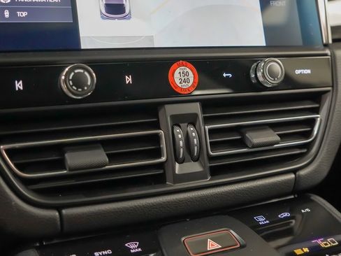 Certified 2025 Porsche Macan image 32