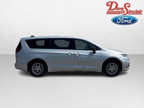 Used 2024 Chrysler Pacifica Touring-L FWD image 5
