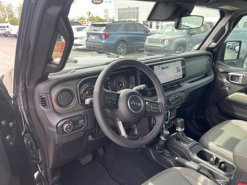 Used 2025 Jeep Gladiator Mojave w/ Convenience Group AWD/4WD image 11