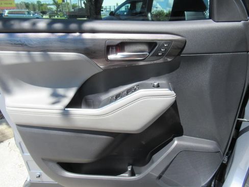 Used 2023 Toyota Highlander Limited FWD image 22