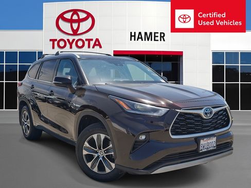 Certified 2021 Toyota Highlander XLE AWD/4WD image 1