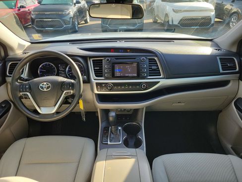 Used 2018 Toyota Highlander LE image 17