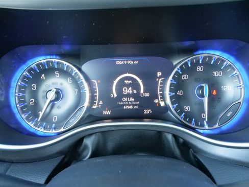 Used 2023 Chrysler Pacifica Touring-L image 24