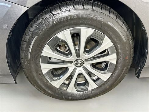 Used 2021 Toyota Prius XLE image 10