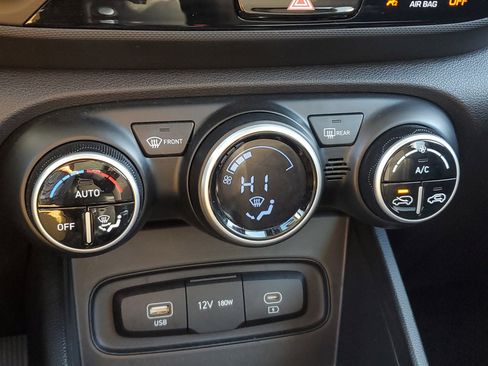 Used 2024 Hyundai Venue SEL image 26