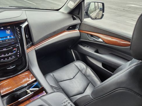 Used 2015 Cadillac Escalade Luxury image 17