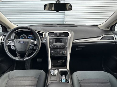 Used 2018 Ford Fusion SE image 16