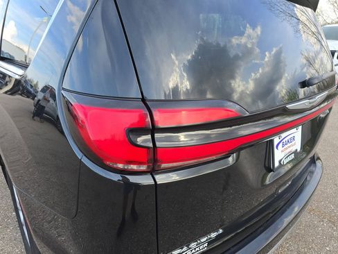 Used 2024 Chrysler Pacifica Touring FWD image 37