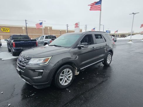 Used 2018 Ford Explorer XLT w/ Equipment Group 202A image 7