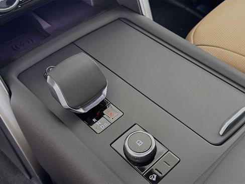 New 2025 Land Rover Discovery Dynamic SE image 17