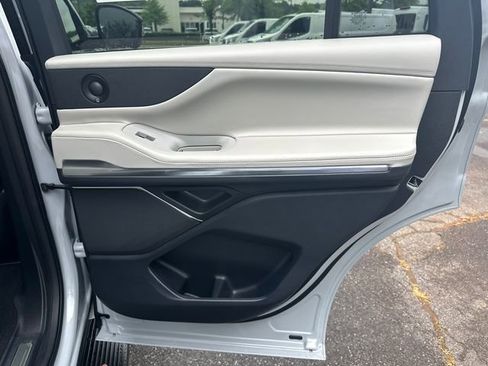 New 2026 Lincoln Navigator Premiere AWD/4WD image 17