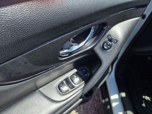Used 2019 Nissan Rogue SV AWD/4WD image 10