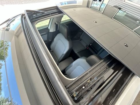 Certified 2025 Volkswagen Jetta SE FWD image 31
