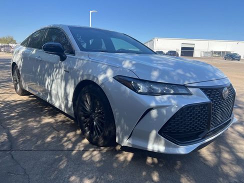 Used 2019 Toyota Avalon XSE image 3
