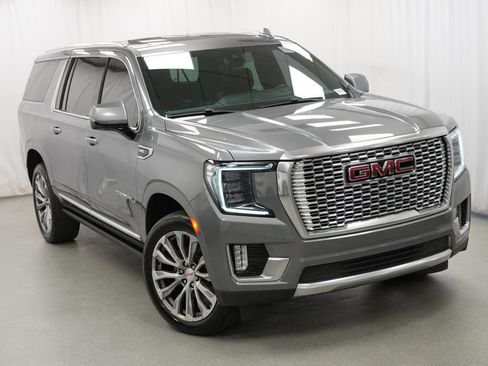 Used 2021 GMC Yukon XL Denali w/ Denali Premium Package AWD/4WD image 39
