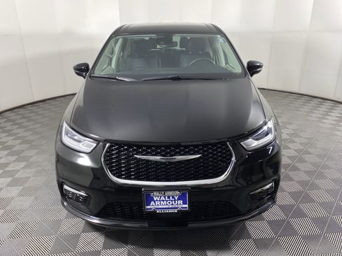 Used 2024 Chrysler Pacifica Touring-L image 11