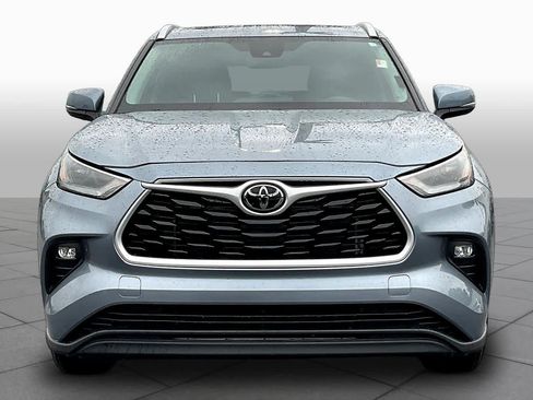 Used 2024 Toyota Highlander XLE FWD image 4