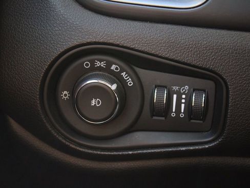 Used 2018 Jeep Renegade Limited image 19