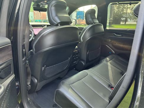 Used 2023 Jeep Grand Cherokee Overland w/ Luxury Tech Group IV AWD/4WD image 34