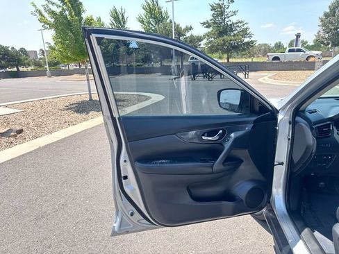 Used 2018 Nissan Rogue SV FWD image 12