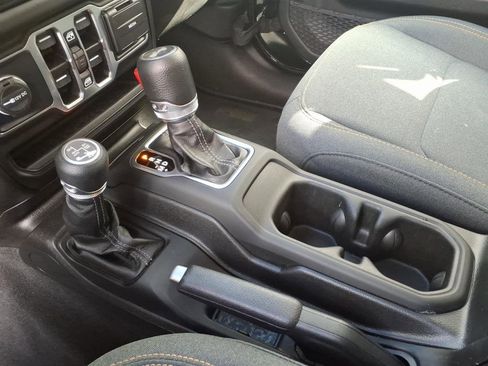 Used 2025 Jeep Wrangler Unlimited Sahara image 11