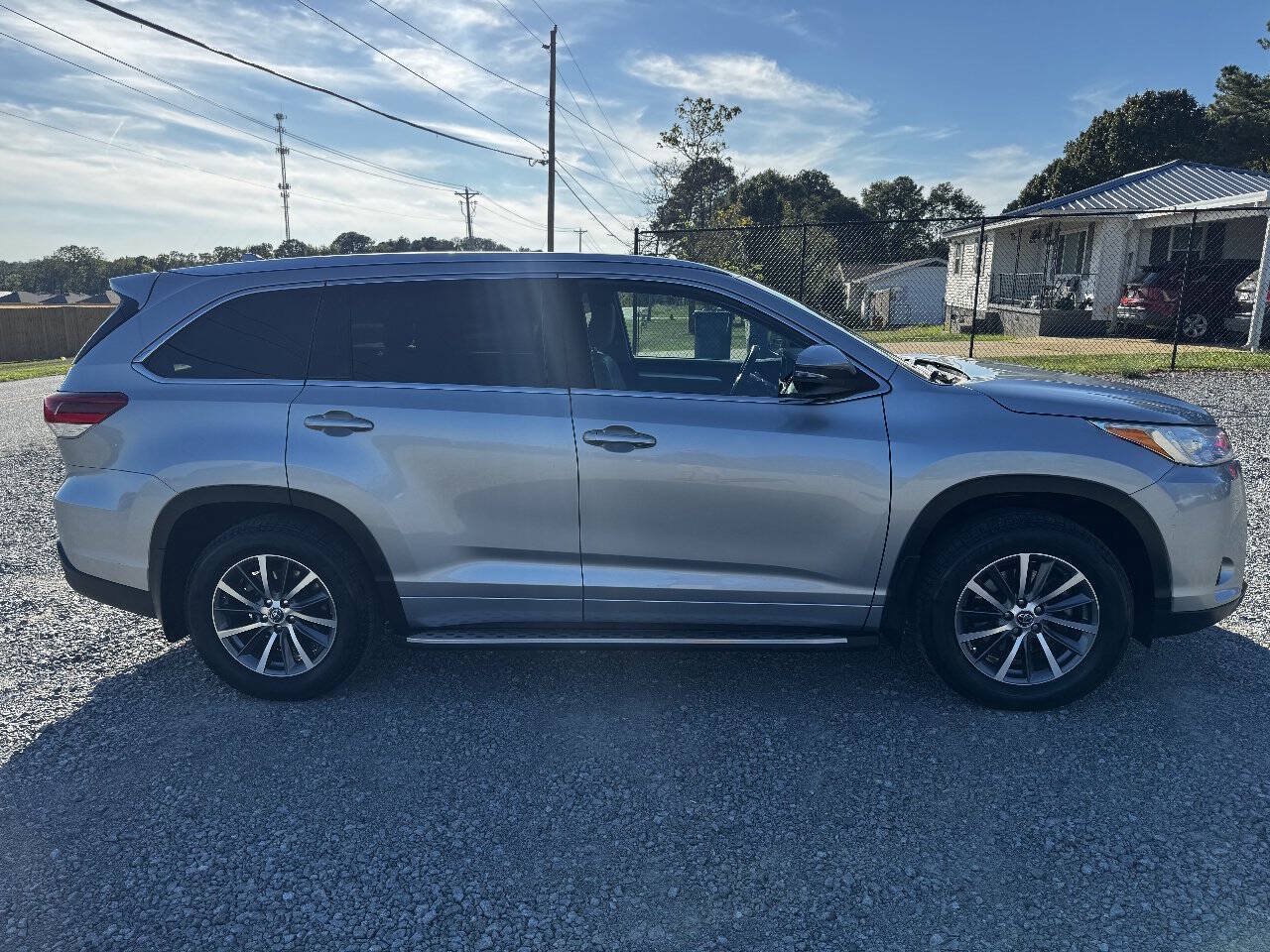 Used 2017 Toyota Highlander XLE AWD/4WD image 6