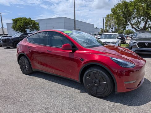 Used 2024 Tesla Model Y Long Range AWD/4WD image 2