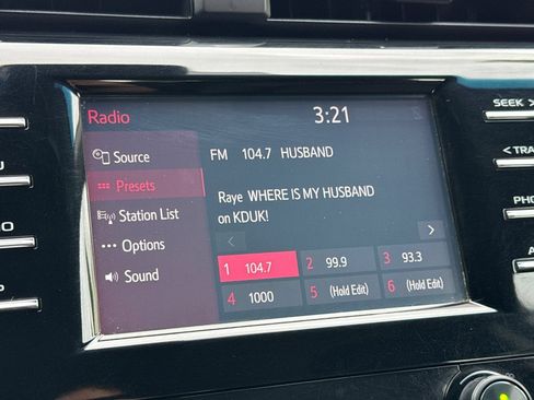 Used 2020 Toyota Camry SE FWD image 17