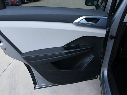 New 2026 Volkswagen Taos SE image 29