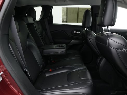 Used 2019 Jeep Cherokee Latitude Plus w/ Comfort/Convenience Group FWD image 49