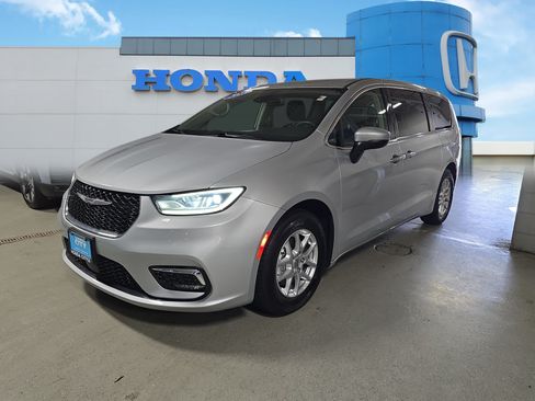 Used 2023 Chrysler Pacifica Touring-L FWD image 2